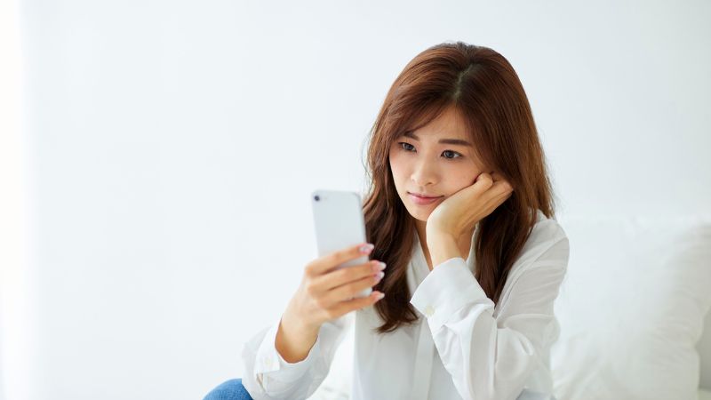 スマホでブログを読む女性