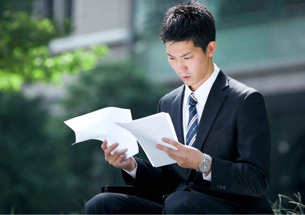 原稿を読むビジネスマン